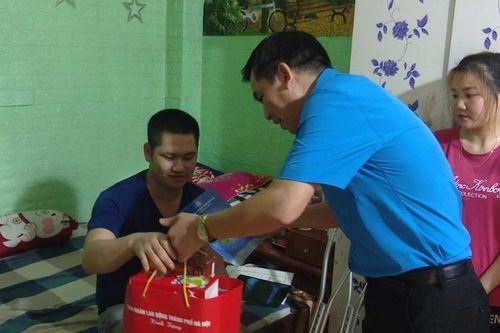 Thăm, tặng quà công nhân tại Đông Anh bị tai nạn lao động