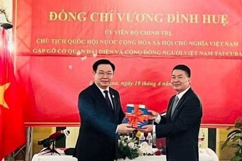 Tủ sách về Chủ tịch Hồ Chí Minh đến với cộng đồng người Việt ở Cuba