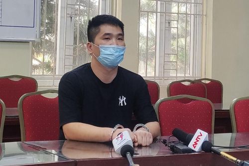 Chọc thủng hàng loạt lốp ô tô ở Linh Đàm để bạn gái cho quản lý bãi xe