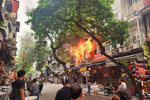 Cháy nhà 2 tầng trên phố Hàng Mã