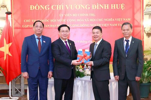 Chủ tịch Quốc hội gặp mặt đại diện cộng đồng người Việt ở Cuba
