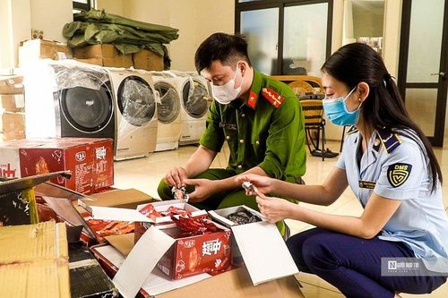 Hà Nội: Thu giữ hàng nghìn gói cánh gà, xúc xích 'bẩn'