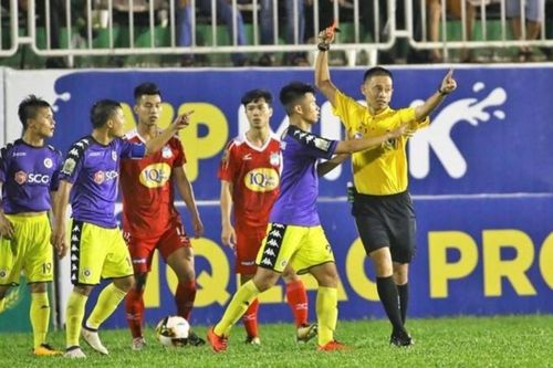 Sự xấu xí của đội Hà Nội: Thắng nhờ trọng tài sai thì không sao, thua phản ứng