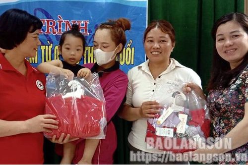 Tặng 60 suất quà cho trẻ em có hoàn cảnh khó khăn tại Hữu Lũng