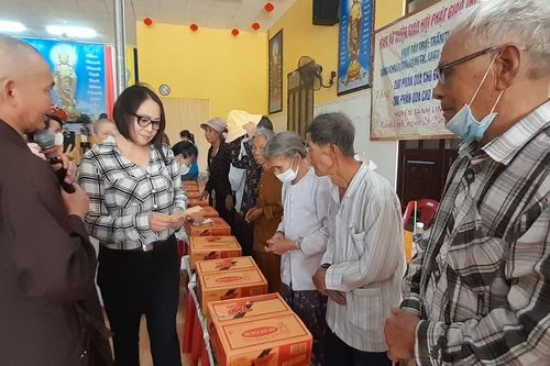 Bình Thuận: Ban Từ thiện xã hội Phật giáo TX.La Gi tặng 900 phần quà đến người nghèo