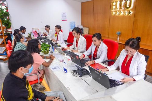 Nhiều trường đại học 'lội' ngược dòng, giảm học phí hỗ trợ tân sinh viên