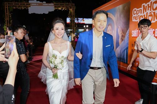Thu Trang hóa cô dâu, Thái Hòa gây xúc động với hình ảnh dắt tay con gái đi trên thảm đỏ