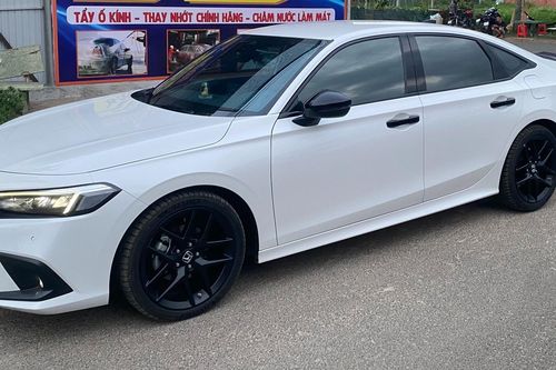 Honda Civic RS bị lệch màu sơn, khách mua được đền xe mới