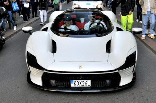 Zlatan Ibrahimovic cầm lái siêu xe Ferrari Daytona SP3