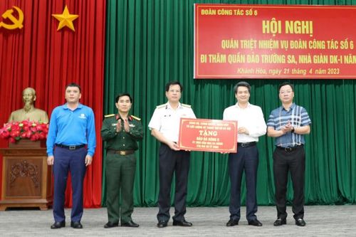Đoàn công tác của Hà Nội thăm cán bộ, chiến sĩ và nhân dân Trường Sa