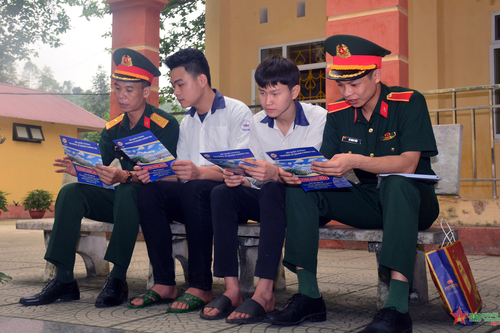 Ban Tuyển sinh quân sự Bộ Quốc phòng tư vấn tuyển sinh quân sự tại Yên Bái