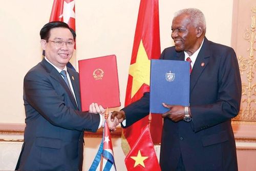 Việt Nam tặng Cuba 5.000 tấn gạo, 300 máy tính bảng