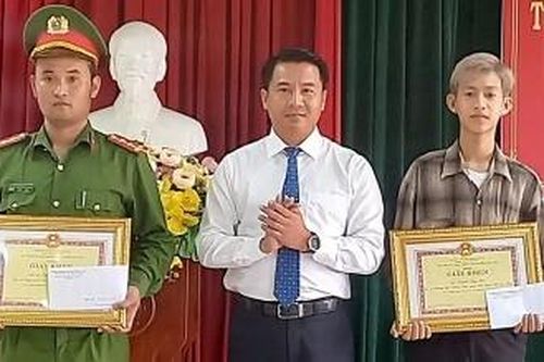 Khen thưởng đại úy công an và thanh niên lao xuống sông cứu người