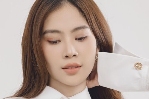 Nam Anh biến hóa với hai màu đen trắng