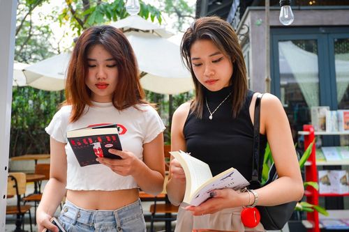 Giới trẻ Hà Nội thích thú chào đón Ngày Sách và Văn hóa đọc Việt Nam