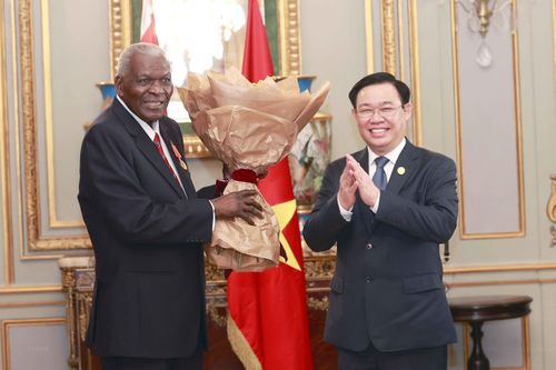 Trao Huân chương Hồ Chí Minh tặng Chủ tịch Quốc hội Cuba