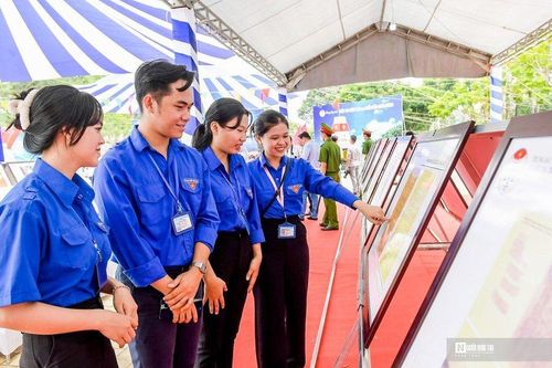 Cần Thơ: Giới trẻ hào hứng tham quan tuần lễ Luật gia với biển đảo
