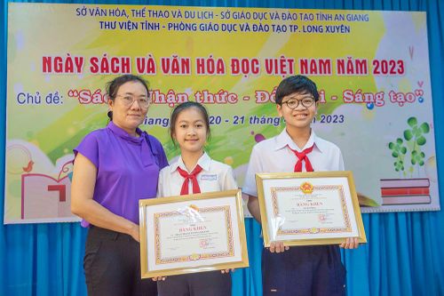Trường Tiểu học Lê Quý Đôn đoạt giải nhất cuộc thi 'Sáng tạo nhân vật từ trang sách qua những lá cây khô'
