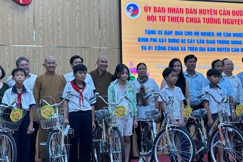 Hội Từ thiện chùa Tường Nguyên trao ủng hộ xây cầu nông thôn, tặng xe đạp tại H.Cần Đước