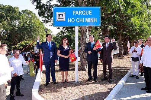 Chủ tịch Quốc hội Vương Đình Huệ dự Lễ đổi tên công viên Hòa Bình thành công viên Hồ Chí Minh tại Cuba