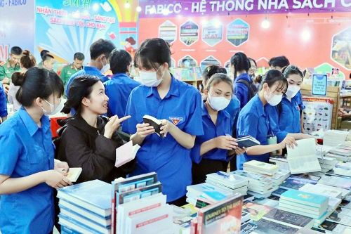 Bình Dương: Đông đảo bạn đọc tham quan triển lãm Tuần lễ sách tại chợ đêm và phố đi bộ Bạch Đằng