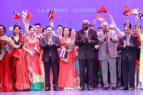 Chủ tịch Quốc hội Vương Đình Huệ dự Chương trình nghệ thuật đặc biệt Việt Nam – Cuba