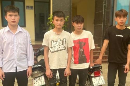 Bốc đầu xe máy rồi khoe trên mạng