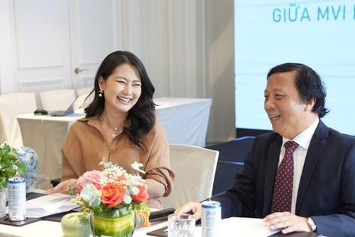 Vụ khóc lóc tới cái ôm của diễn viên về hợp đồng bảo hiểm: Lãng phí sự ủng hộ!