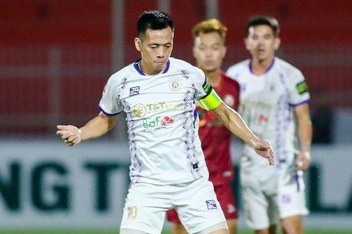 Văn Quyết bị treo giò 8 trận, phạt 40 triệu đồng