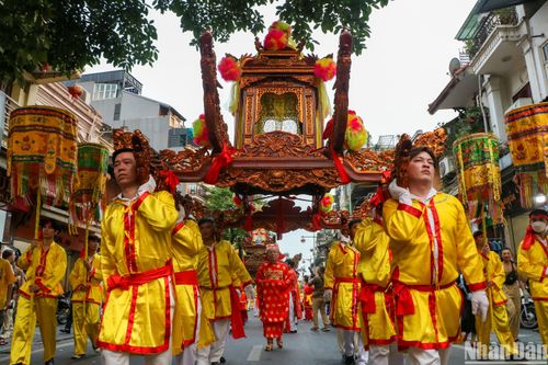 Rộn ràng lễ rước truyền thống Lễ hội đình Kim Ngân