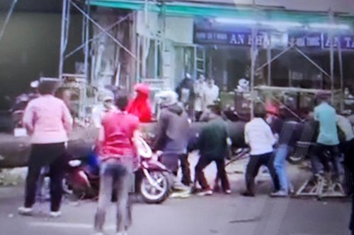 Cây xanh đổ đè một người phụ nữ đang đi xe máy bị thương nặng