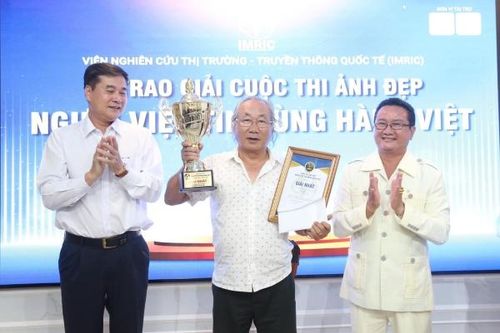 Trao giải cuộc thi ảnh 'Người Việt tin dùng hàng Việt'
