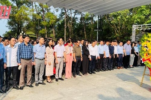 Đoàn đại biểu dự Hội thảo báo Đảng các tỉnh, thành phố khu vực miền Trung - Tây Nguyên viếng Nghĩa trang liệt sĩ Quốc gia Trường Sơn