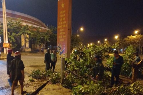 Dông lốc kèm theo mưa đá, 1 cháu bé bị thương, nhiều nhà tốc mái
