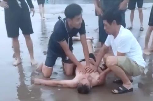 4 du khách đuối nước may mắn được 2 ngư dân cứu sống