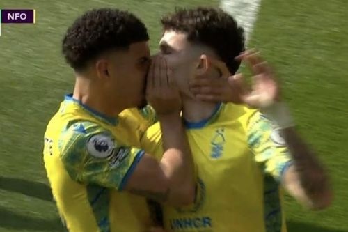 Nụ hôn gây tranh cãi trong trận Liverpool thắng Nottingham
