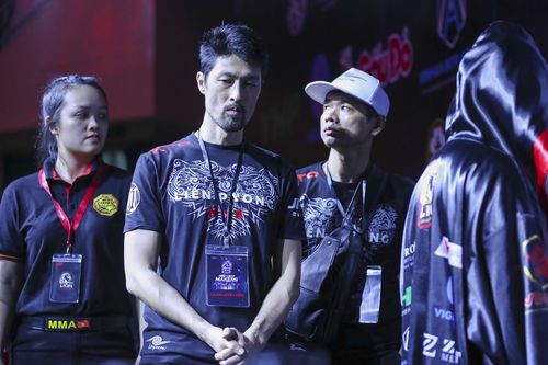 Gà cưng của Johnny Trí Nguyễn bại trận tại giải MMA
