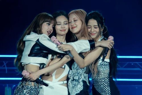 BlackPink lại diện đồ NTK Việt, váy siêu ngắn kết thúc Coachella 2023