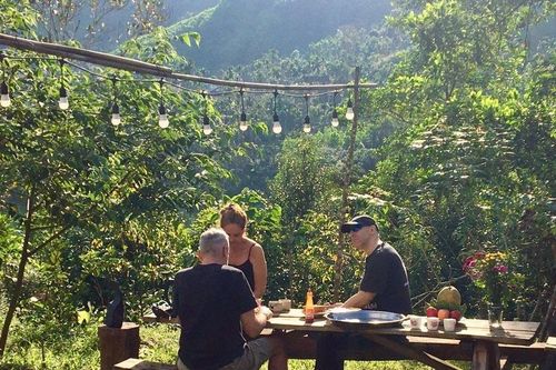 Chàng trai lên núi làm du lịch