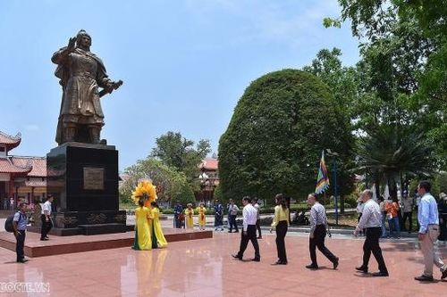 Bộ trưởng Ngoại giao Bùi Thanh Sơn dâng hương tại Bảo tàng Quang Trung, thăm làm việc tại VSIP Bình Định và 2 trung tâm khoa học