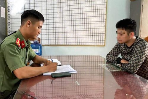 Gia Lai: Nam thanh niên mượn trang phục Công an mặc, chụp ảnh để câu view