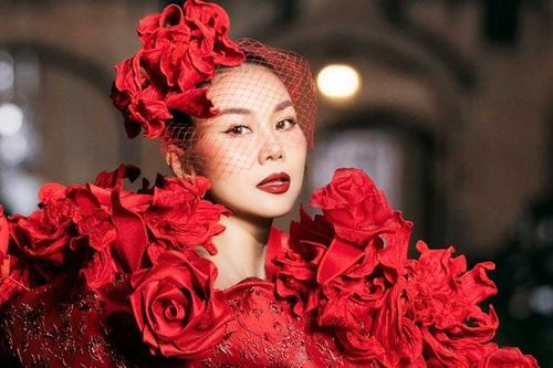 Thanh Hằng 'vượt khó' trình diễn mẫu váy nặng hơn 15kg