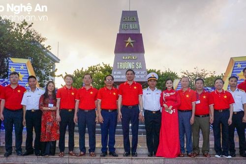 Đoàn công tác tỉnh Nghệ An thăm cán bộ, chiến sĩ Trường Sa và nhà giàn DK1