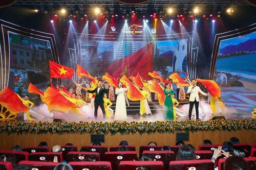 Xúc động Chương trình giao lưu nghệ thuật 'Ngày vui thống nhất'
