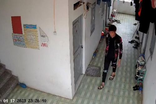 Thanh niên chuyên lén lút cậy cửa nhà trọ để làm điều này bị camera an ninh phát hiện
