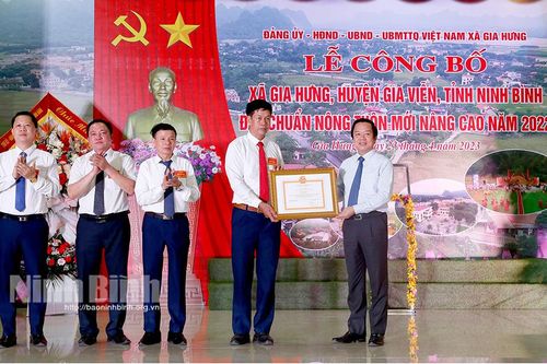 Gia Hưng đón Bằng công nhận xã đạt chuẩn nông thôn mới nâng cao