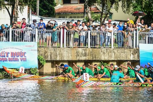 Sôi động hội đua ghe ngo của đồng bào Khmer trên dòng kênh Nhiêu Lộc (TP.HCM)