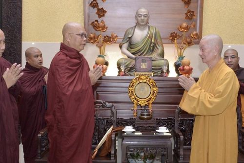 Phái đoàn Trường Đại học Quốc tế Truyền bá Phật giáo Nguyên thủy Miến Điện thăm Đức Pháp chủ GHPGVN