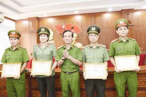Khen thưởng các cá nhân phá án nhanh vụ trộm vàng và buôn bán ma túy