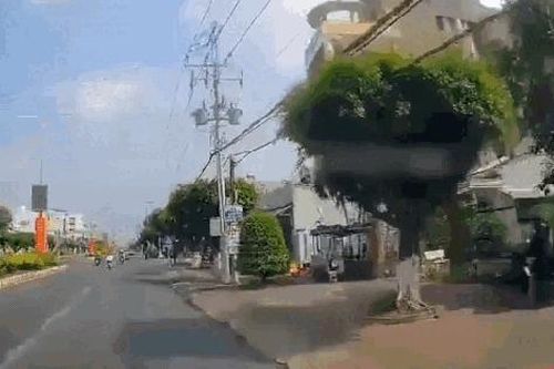Tài xế ô tô truy đuổi, ép ngã 2 tên cướp đi xe máy